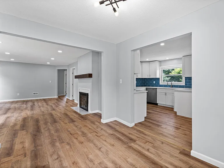 938 Locust Ave — Photo 7