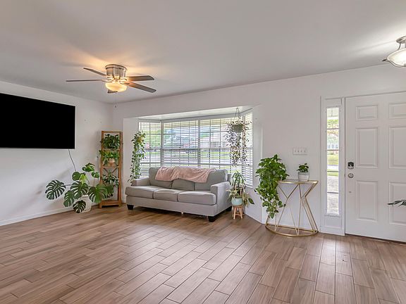 5th image of 6 Brighton Ct NE