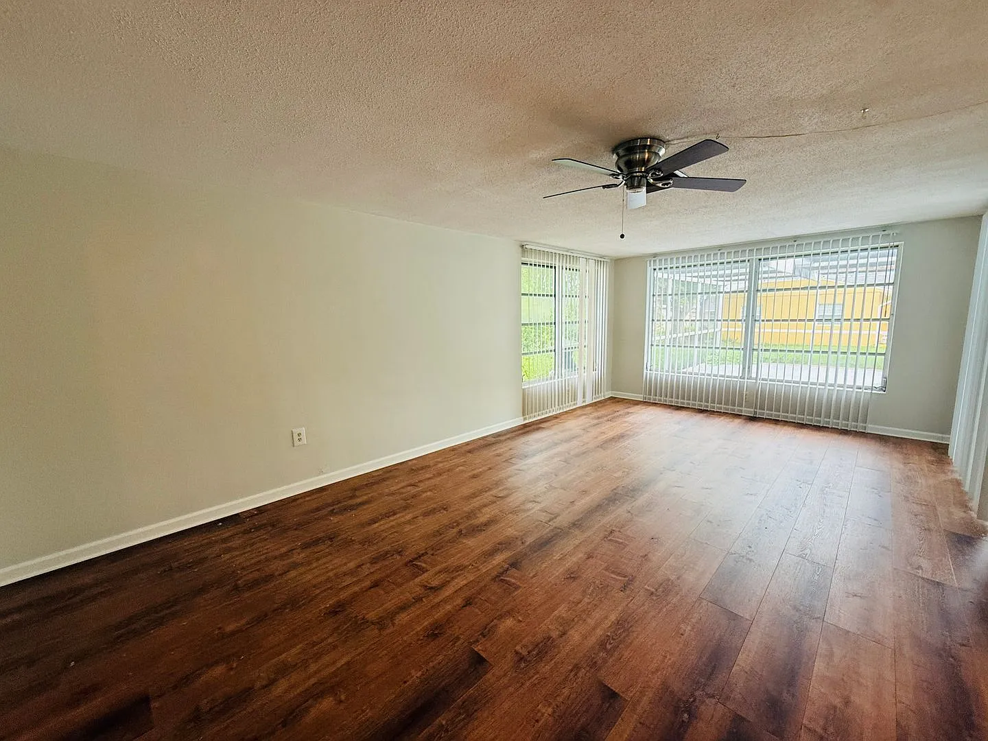 Beautiful Updated 2-Bedroom Home for rent with Screened-In Pool! — Photo 4