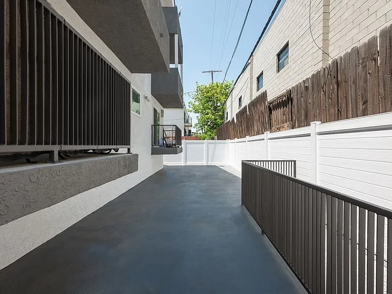 14417 Tiara St #103 — Photo 35