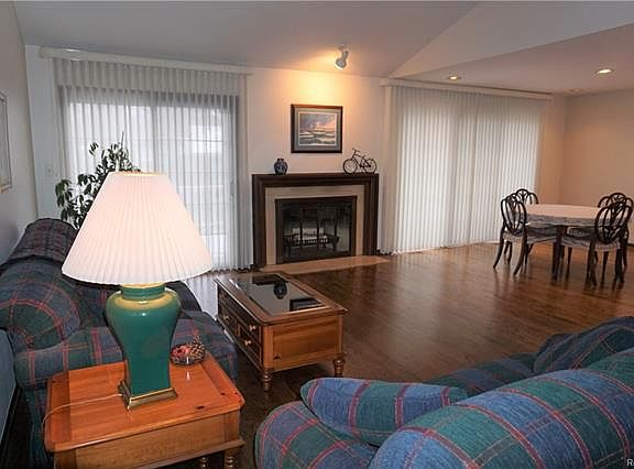 5th image of 6907 Pebblecreek Woods Dr #1