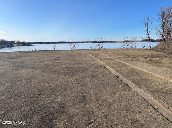123 30th St NE, Pekin, ND 58361