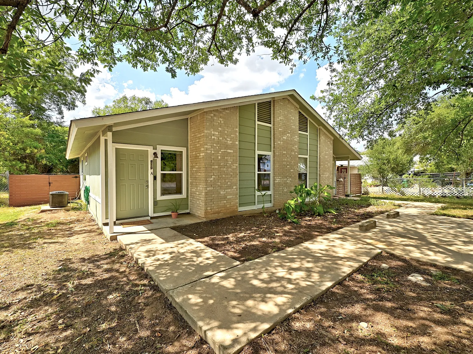 2 bed, 720 sqft, $1,600 — Photo 1