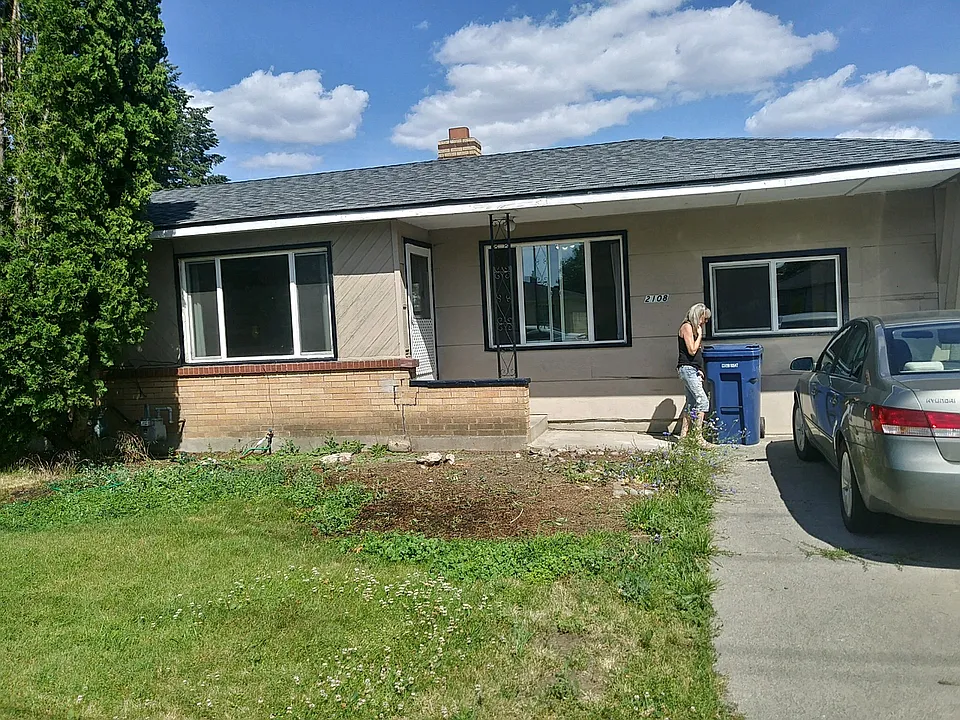 2110 N Vista Rd