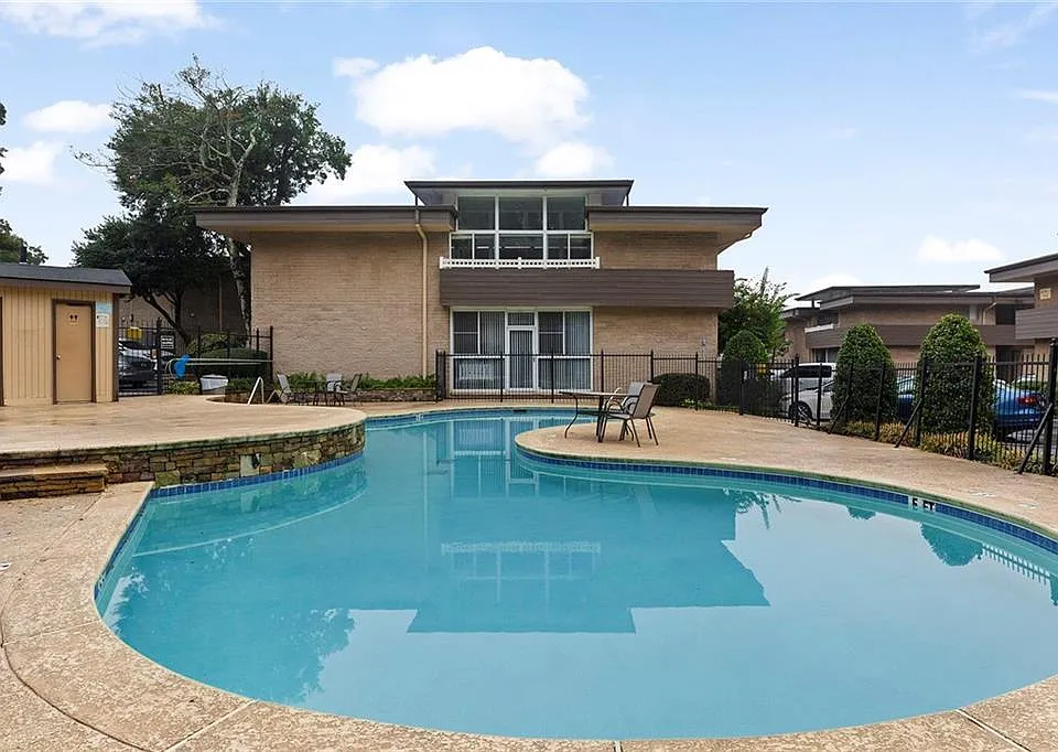 Swimming pool available for use by tenant