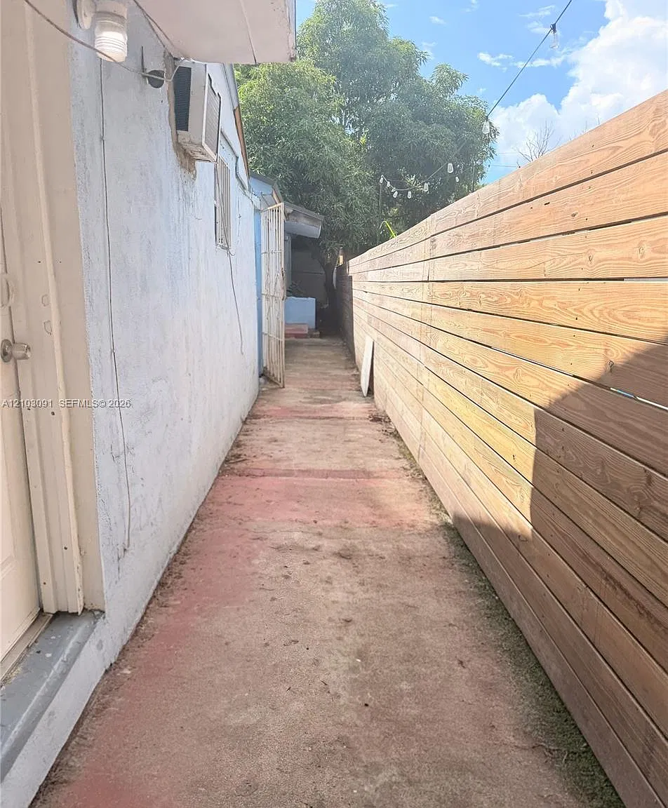 N Miami Estates — Photo 1