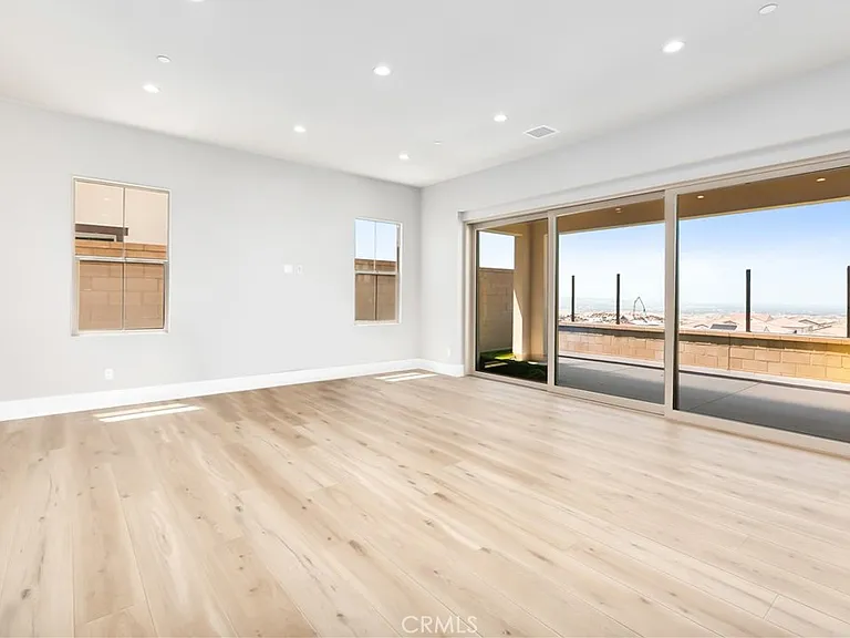 127 Oakstone — Photo 2