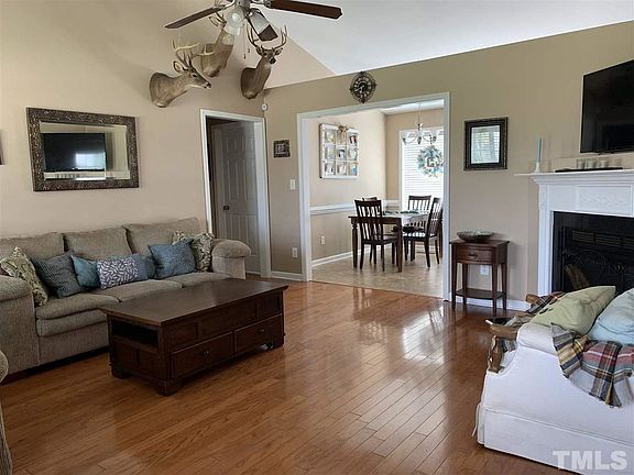 3rd image of 27 Ascott Cir