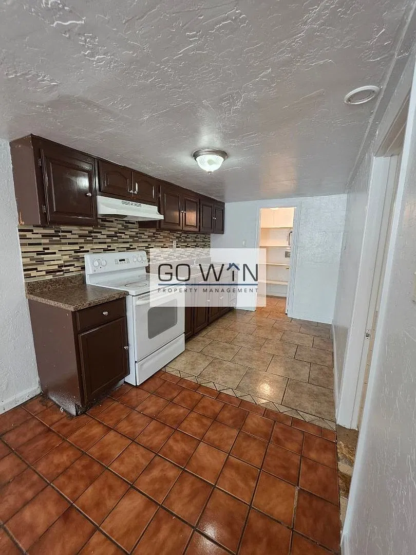 2440 E Monroe St — Photo 1