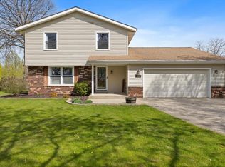 498 Park Hill Dr, Pewaukee, WI 53072