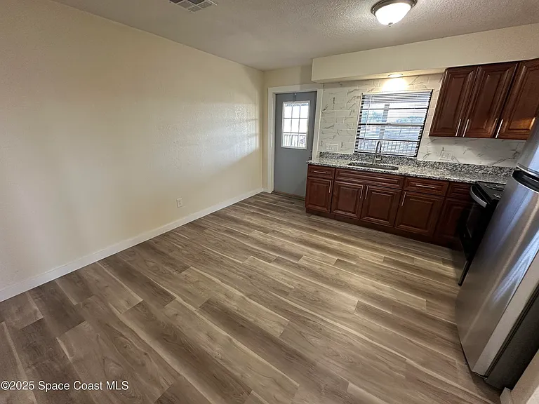 565 Jackson Ave — Photo 4