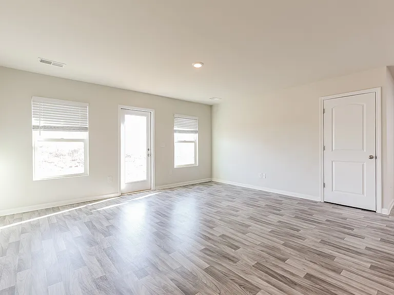 130 Combine Ln — Photo 3