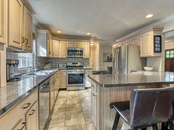 4th image of 6 Hollyoak Ave