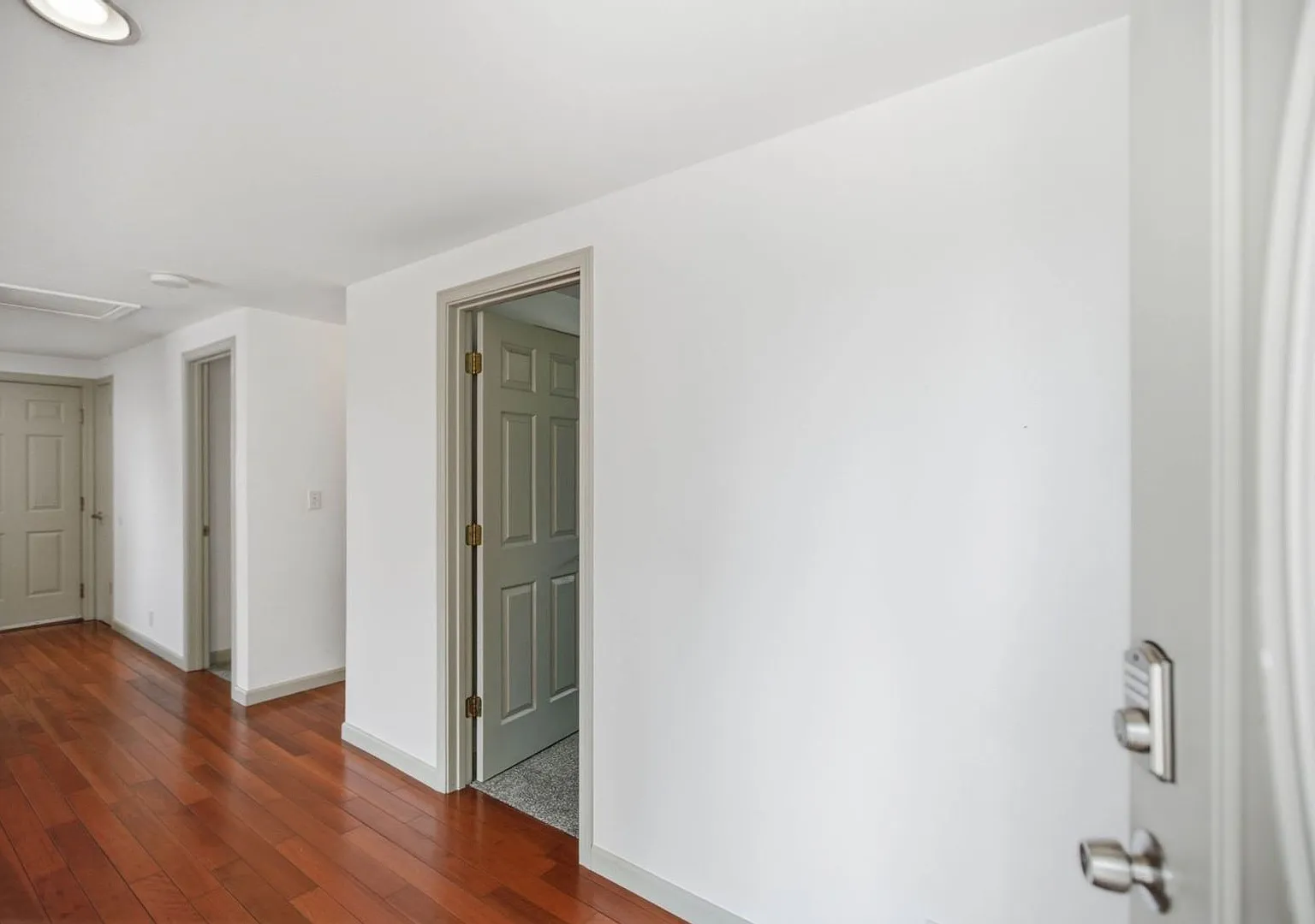 Spacious 3 bed home with washer/dryer and yard in South Beacon Hill — Photo 2