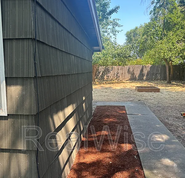 940 SE North St — Photo 31