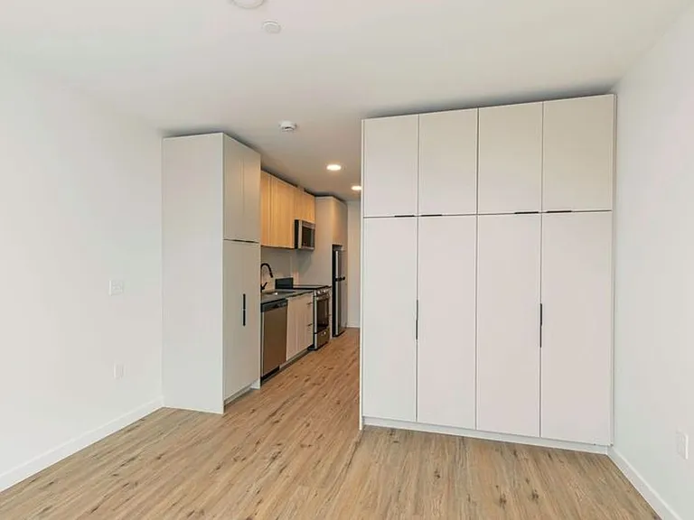 CHRONICLE: Stylish Wallingford Studios with Full Appliance Package & Premium Amenities — Photo 25