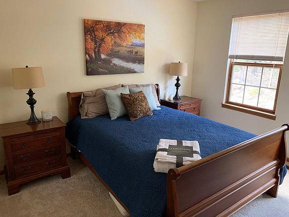 Upstairs guest bedroom (queen included)