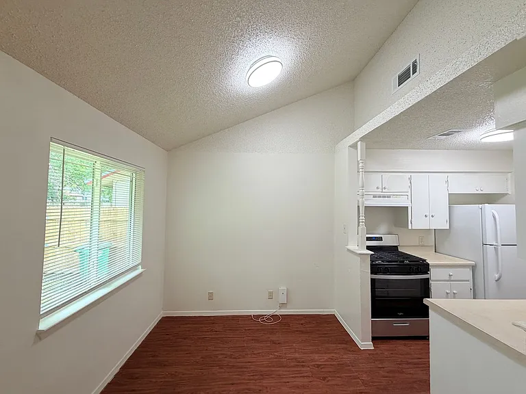 5206 Village Trl — Photo 7