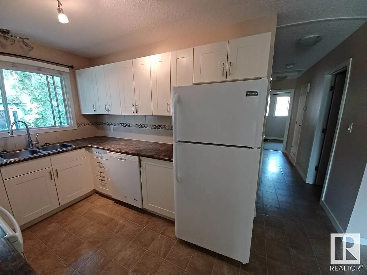 Spacious 2 Bedroom,Main Floor*In Suite Laundry*Great Location — Photo 4