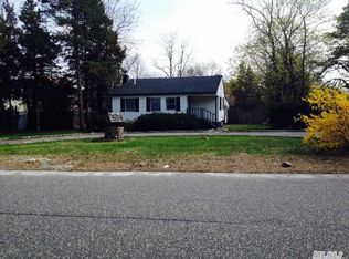 84 Hawthorne St, Selden, NY 11784