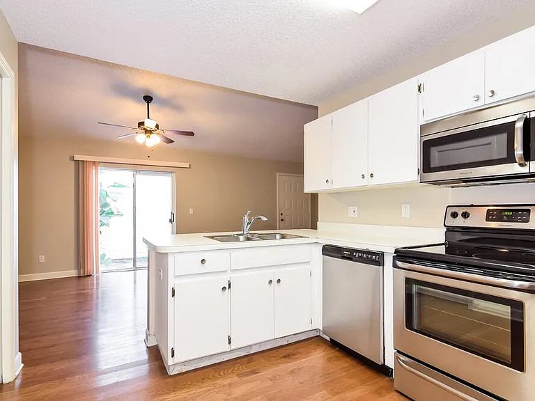 4328 Venice Dr — Photo 8