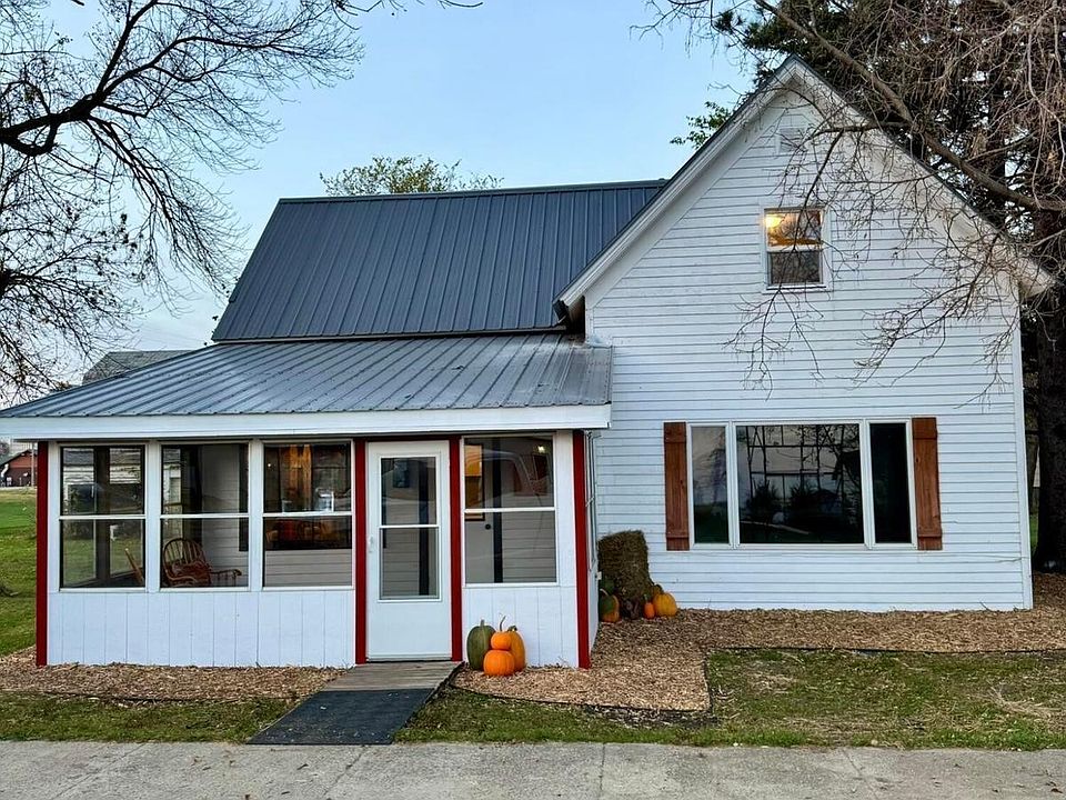 1st image of 302 3rd St