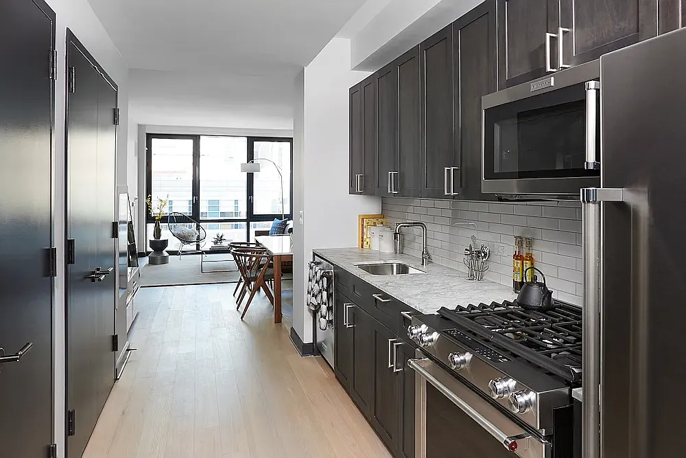 21 West End Avenue — Photo 2