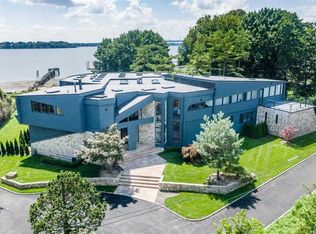 30 Martin Ct, Great Neck, NY 11024