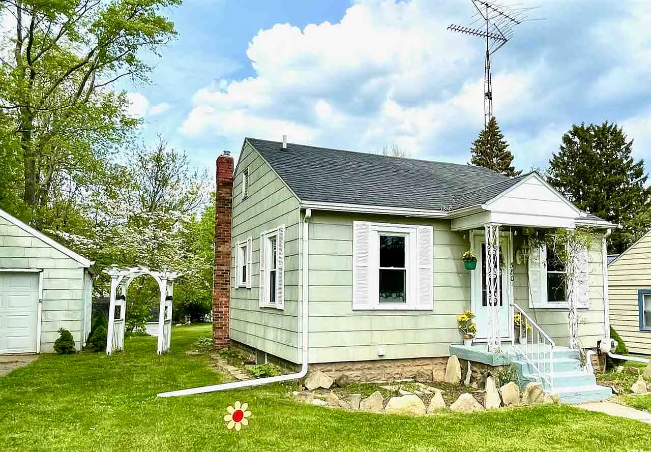 580 Andrew Ave photo 1