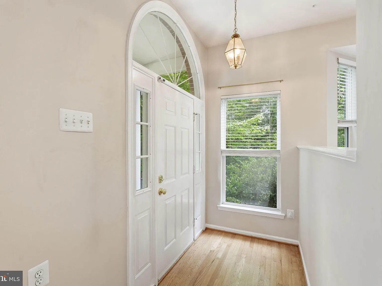 3 bed, 4.0 bath, 1984 sqft, $3,900 — Photo 4