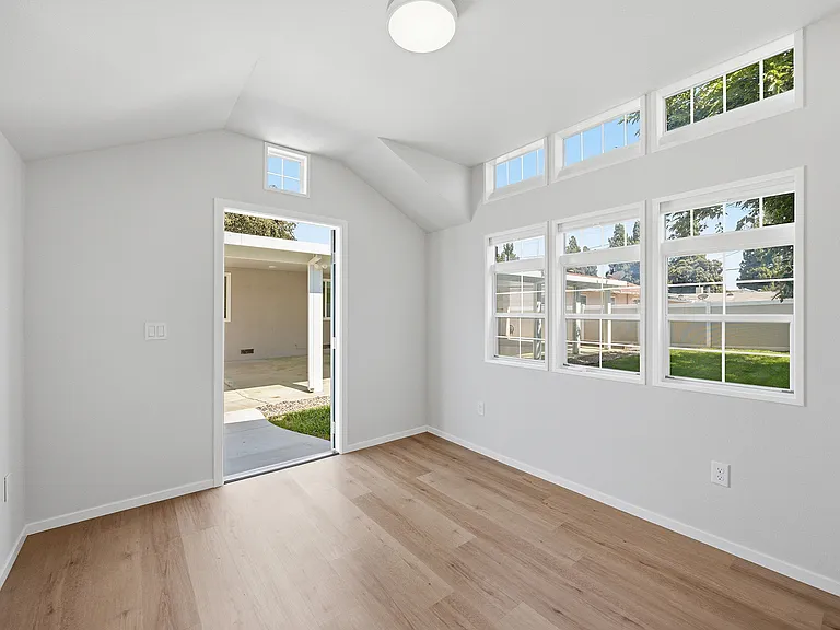 225 N Orchard Ave — Photo 22