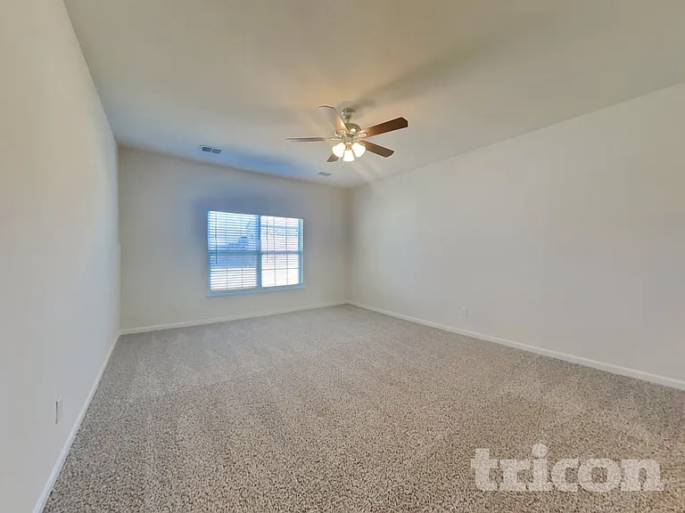 1933 Belmont Ln — Photo 7