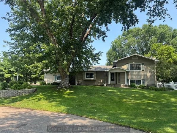 3007 Gladstone Cir, Grand Island, NE 68803