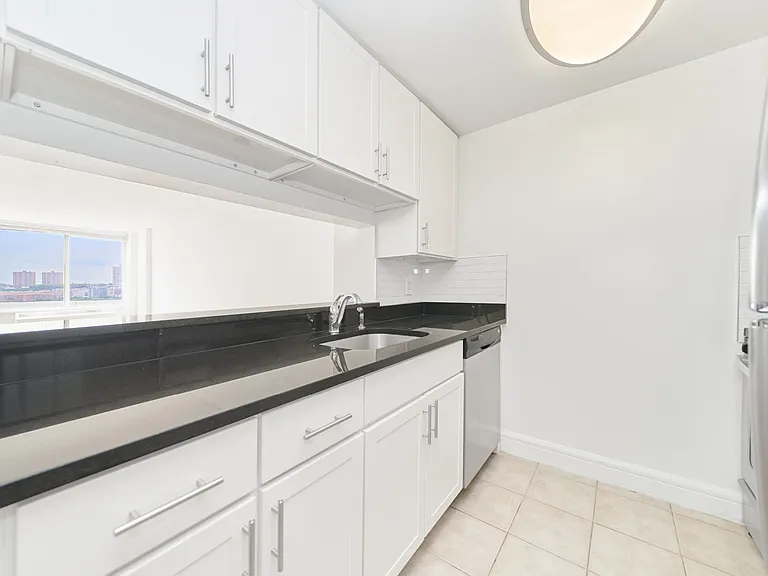 160 Riverside Blvd #16H — Photo 6