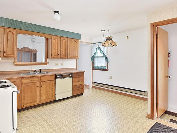 4th image of 1569 Greenwood Ave