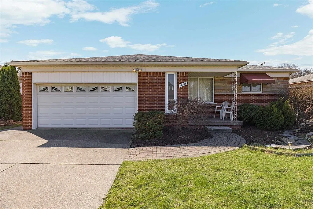 3 bed, 1.5 bath, 1185 sqft, $1,800 — Photo 1