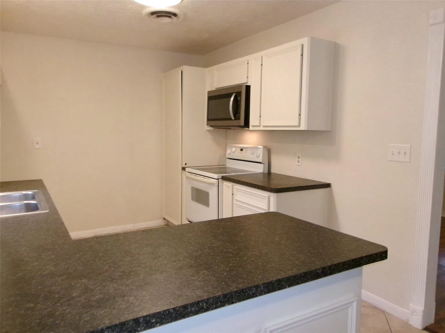 3 bed, 1.0 bath, 1002 sqft, $1,499 — Photo 4