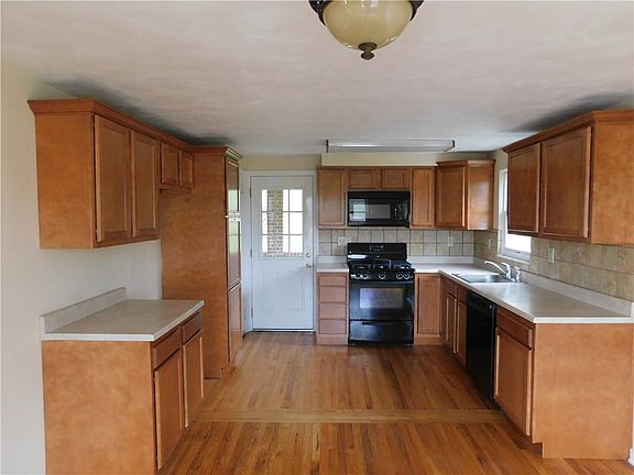 2nd image of 1366 Broadway Ave