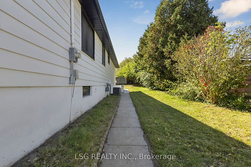 Kitchener House for rent - 2 Bedrooms — photo 3