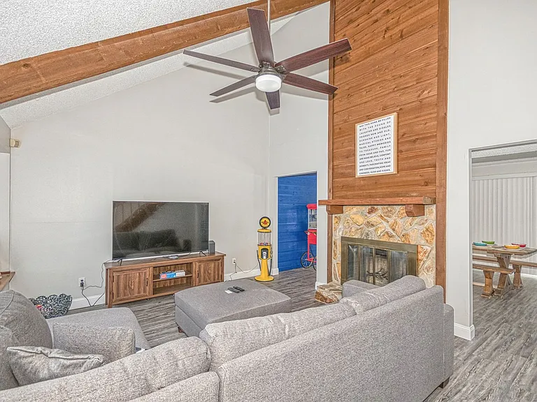 430 Grail Ct — Photo 3