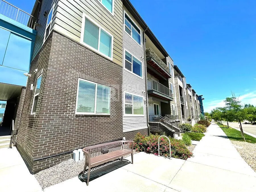 2 Bedroom Condo in Convenient Littleton Location — Photo 2