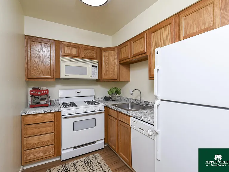 Apple Creek Townhomes — Photo 13