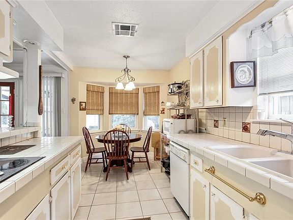 4th image of 322 Brett Dr