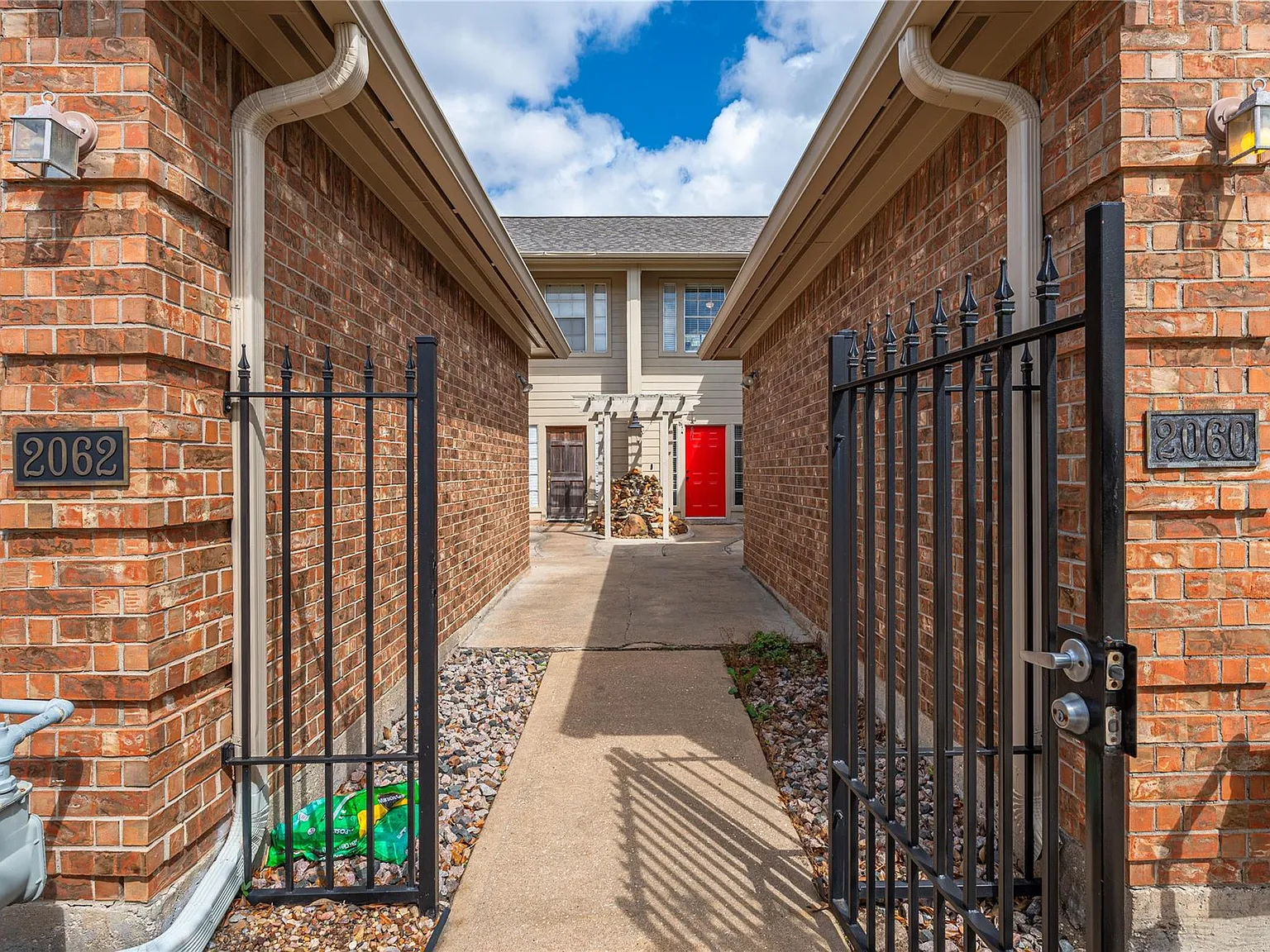 2 bed, 2.5 bath, 1672 sqft, $2,100 — Photo 4