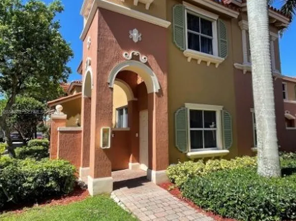 10666 SW 7th St, Pembroke Pines, FL 33025