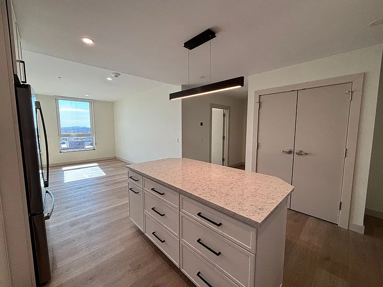 Bank Street Apartments at Burlington Square — Photo 28