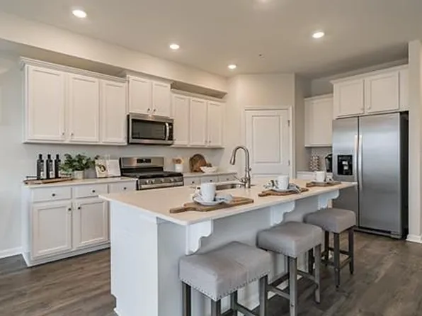 1063 Meadowlark Dr, Fogelsville, PA