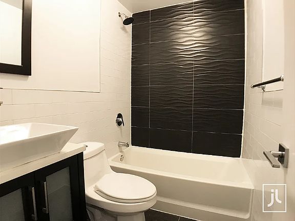 4th image of 211 Moffat St #1