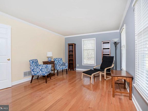 5th image of 1141 Red Oak Dr