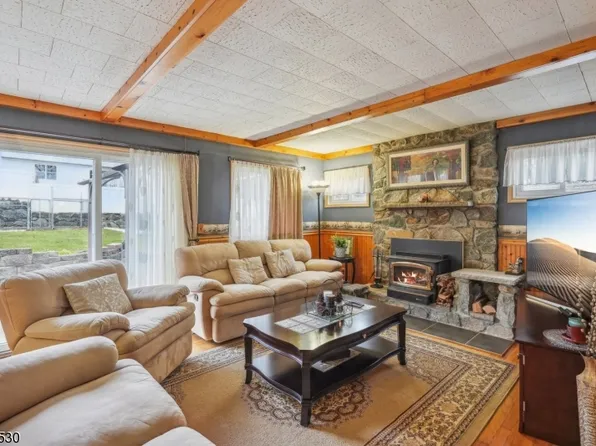 9 Clifford Rd, Wanaque Boro, NJ 07465